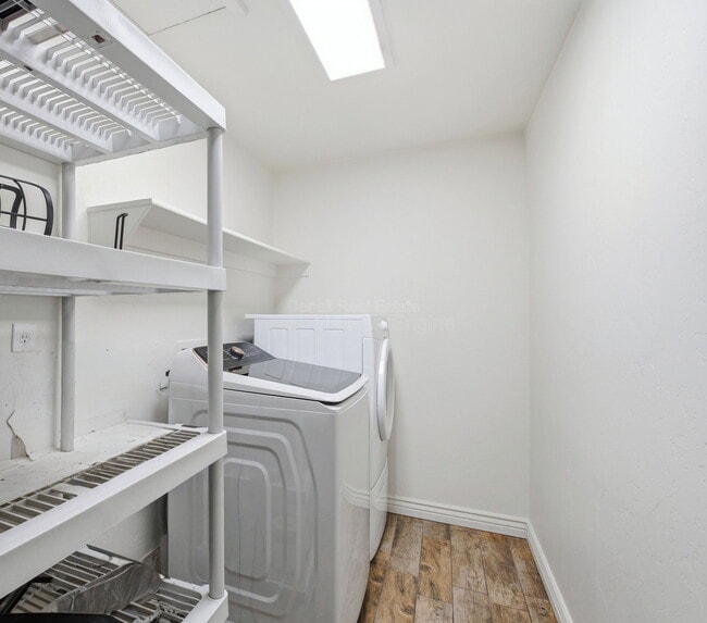 Building Photo - 1901 N Rosemont Blvd