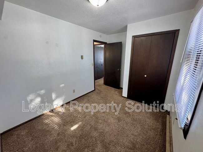 Building Photo - 206 1st St