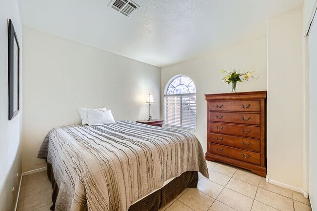 Building Photo - Fully Furnished 2 Bed/2 Bath Condo in Northwest Las Vegas!