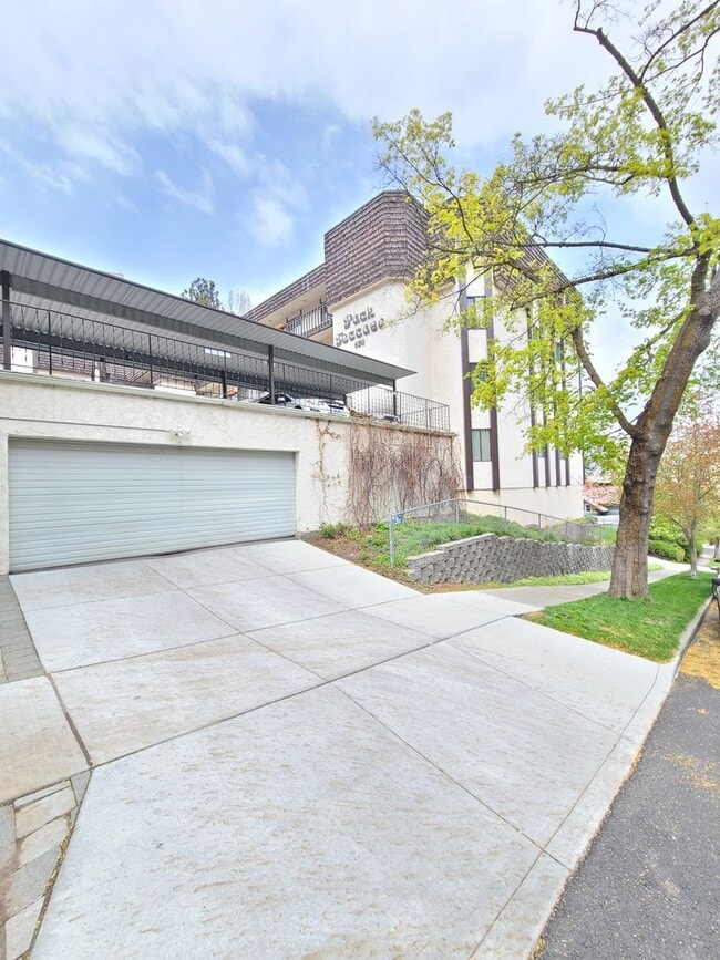 Building Photo - $1,650 - 2 Bed / 2 Bath Spacious Top Floor Condo (First Month Free!)