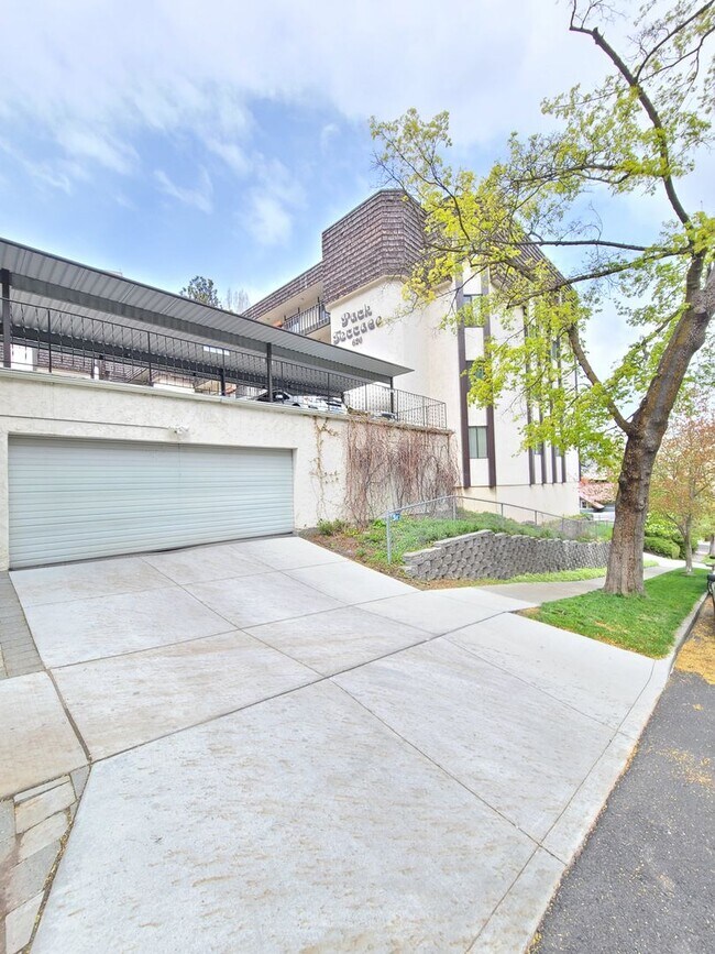 Building Photo - $1,695 - 2 Bed / 2 Bath Spacious Top Floor...