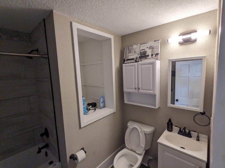 Building Photo - 902-904 W Locust St