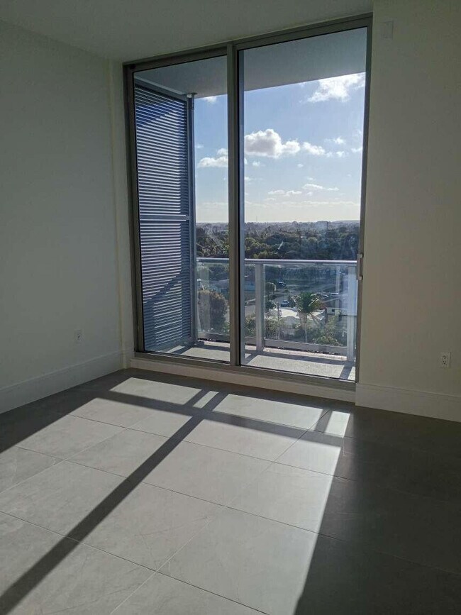 Building Photo - 220 Lake Shore Dr