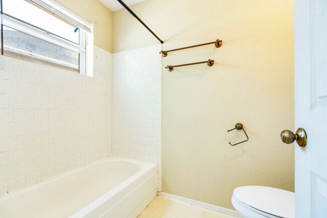 Building Photo - PAY NO SECURITY DEPOSIT! Spacious 3-bedroo...