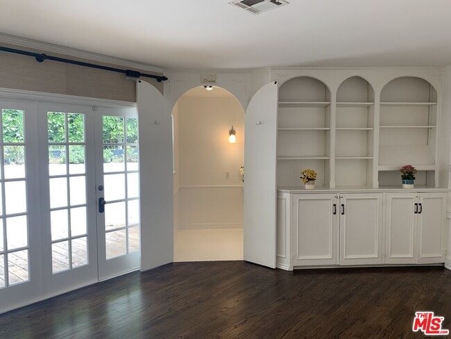 Building Photo - 8050 Mulholland Dr