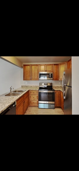 Building Photo - 724 W James St