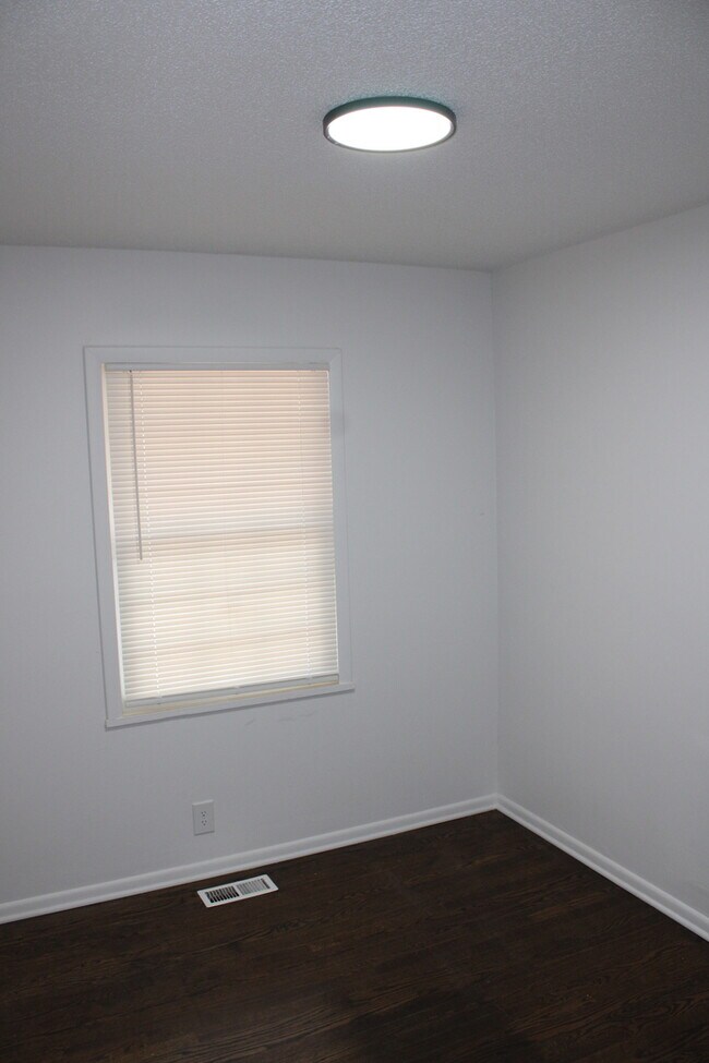 Building Photo - Spacious and inviting 5-bedroom, 2.5-bath home located in Kansas City, MO