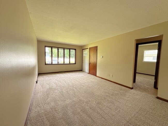 Building Photo - 3971 Far Hills Dr
