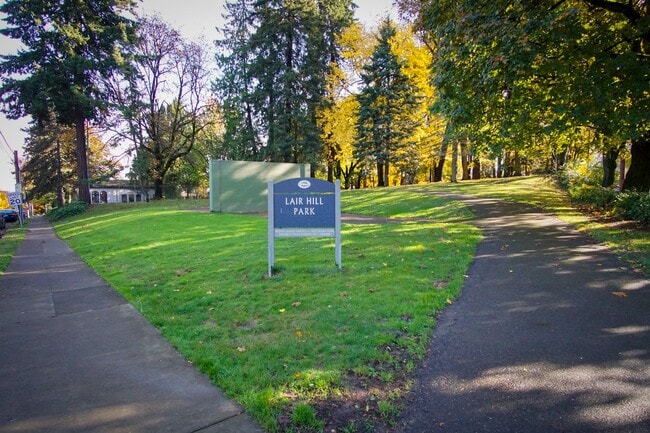 Building Photo - Top Floor 2/2 w/Condo Finishes + Vaulted Ceilings!!