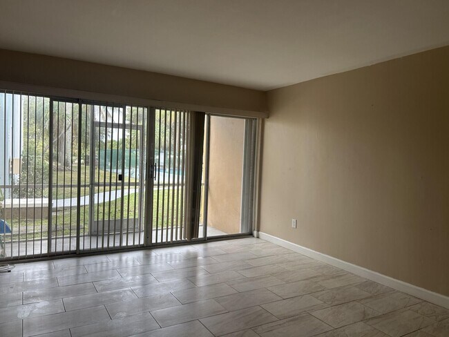 Building Photo - 1505 Crescent Cir