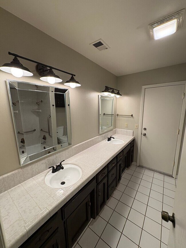 Building Photo - SW Visalia Home Available Now!!