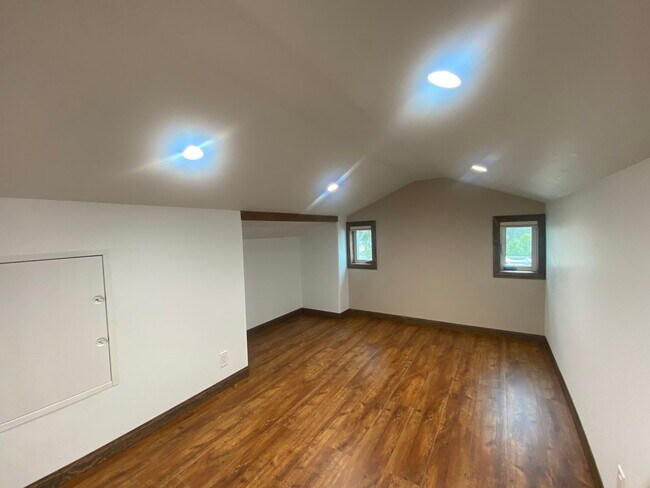Building Photo - LARGE Mission Hills granny flat w/Loft and A/C!
