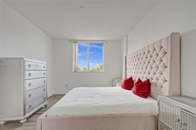 Building Photo - 2775 NE 187th St