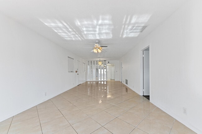 Building Photo - 357 Flamingo Ln