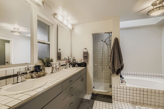 Building Photo - Medina Home