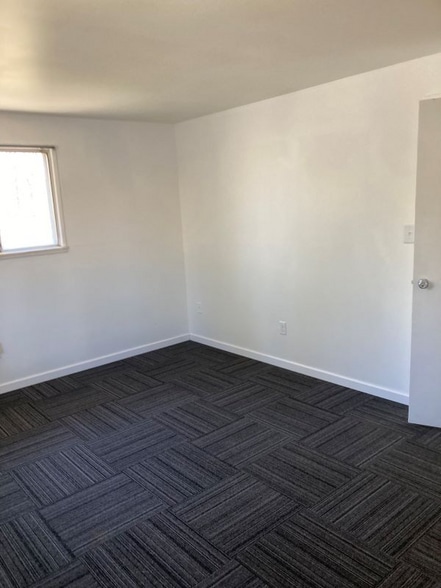 Building Photo - 460 Wells Dr