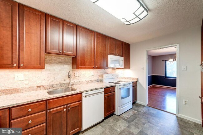 Building Photo - 203 Yoakum Pkwy