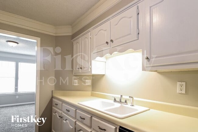Building Photo - 5885 Ridgehill Dr
