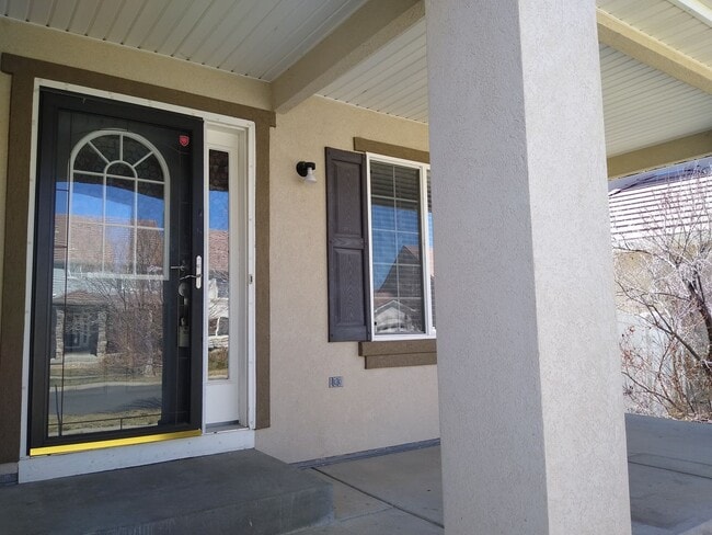 Building Photo - Massive and Expansive 5 Bedroom Green Vall...