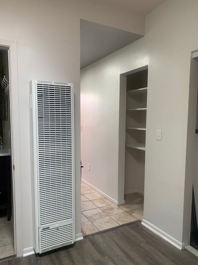 Building Photo - Adorable Studio in established neighborhood