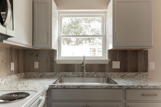Building Photo - 5835 Shadydell Dr