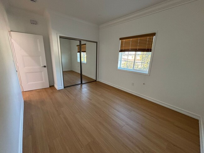 Building Photo - Beautifully Remodeled 3-Bedroom Upstairs H...