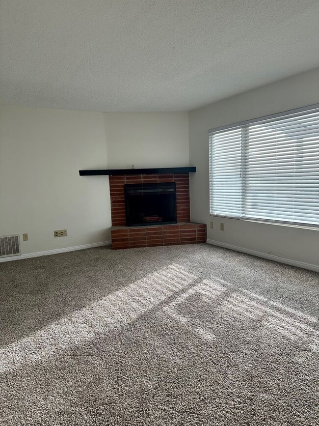 Building Photo - Great home with views of Sweetwater and Spring Valley mountains