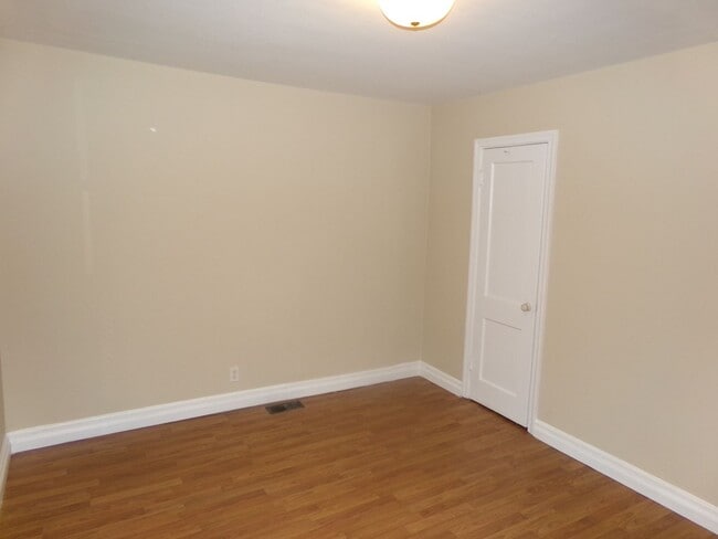 Building Photo - Newly Renovated!