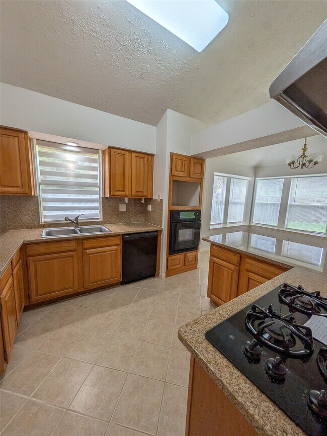 Building Photo - 3214 Kempwood Dr