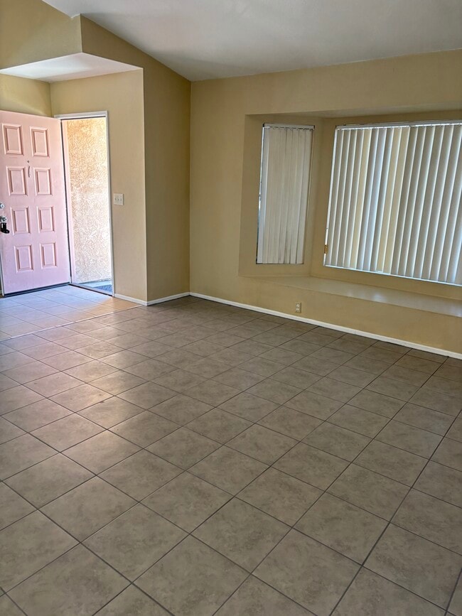Living room tile - 45290 Sunset Ln