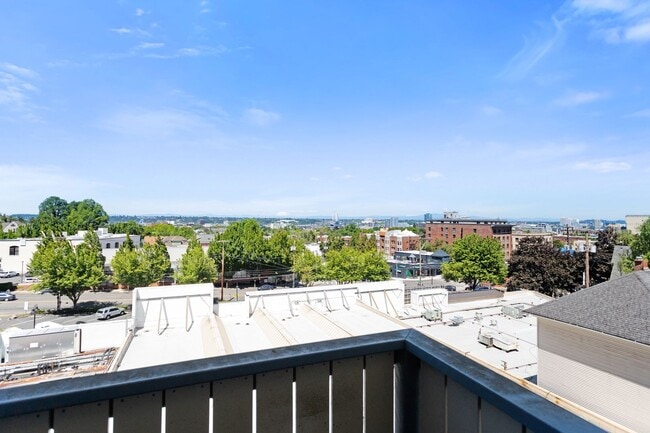 Building Photo - 1 Bedroom with den close to SW! Walking distance to Providence Park!