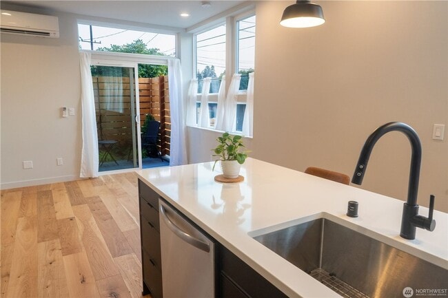 Building Photo - 2bd/1.75ba Seattle Townhome