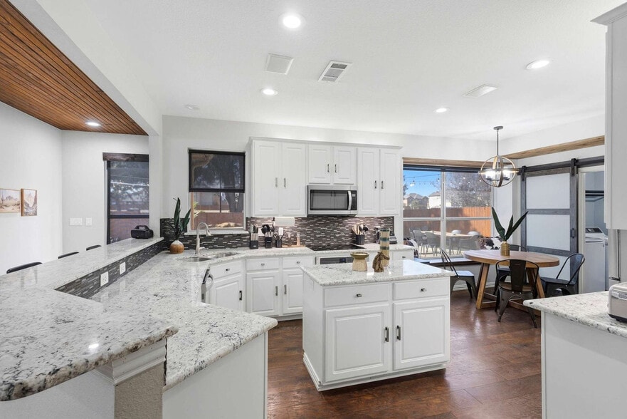 Building Photo - 5717 Christy Ln