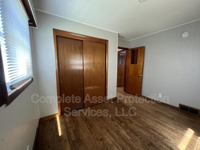 Building Photo - 205 Elm St