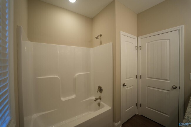 Building Photo - 204 Joan Cir