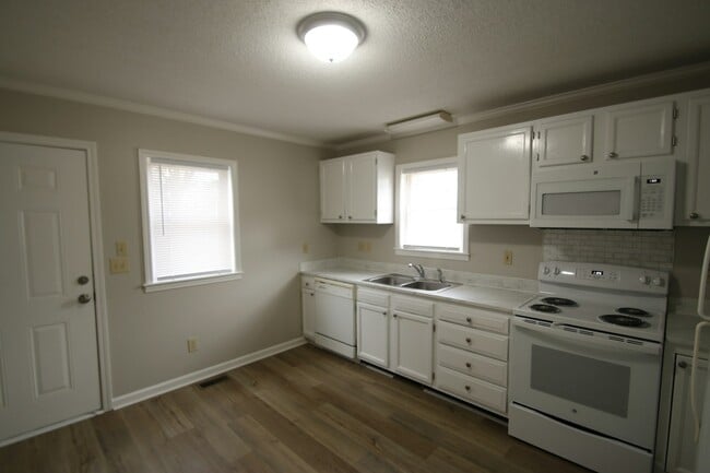 Building Photo - 92 Akron Ave