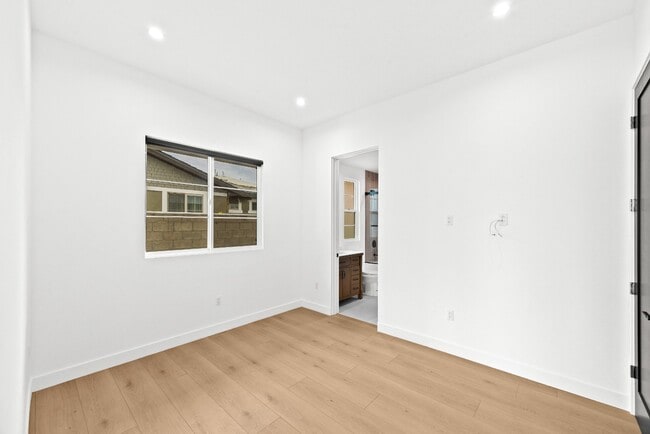 Building Photo - Bright and Spacious Newly Renovated Townhome | 5 Bedroom | 5 Bathroom | Parking Included