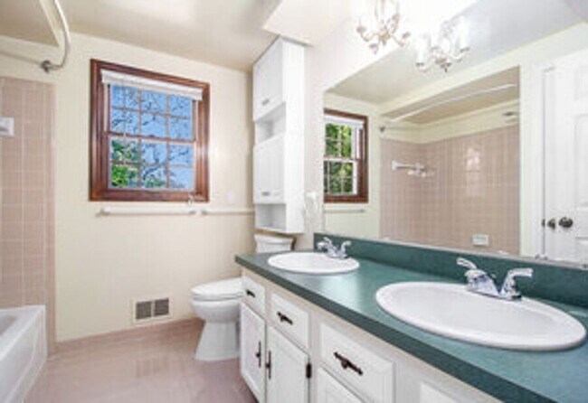 Building Photo - 6609 Merrick Dr