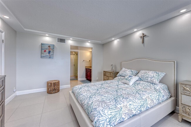 Building Photo - 3900 Galt Ocean Dr