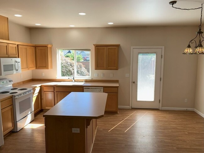 Building Photo - **Sunny Sequim**
