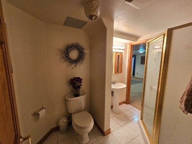 Building Photo - 5 Bedroom/ 4 Bath Two-Story in Governors Place