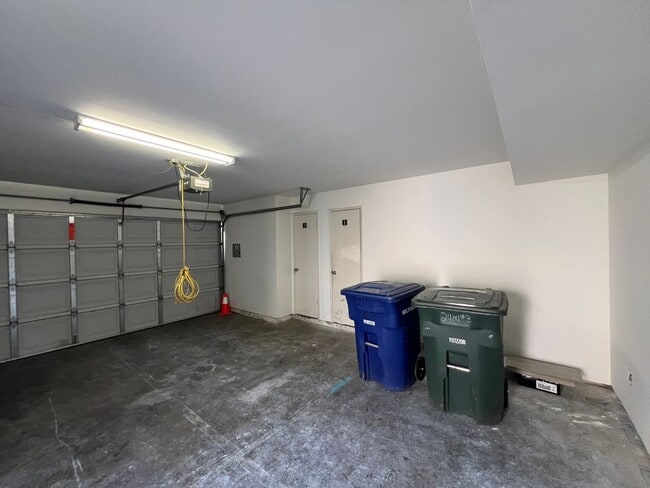 Building Photo - 2-bedroom condo near shopping & restaurants!