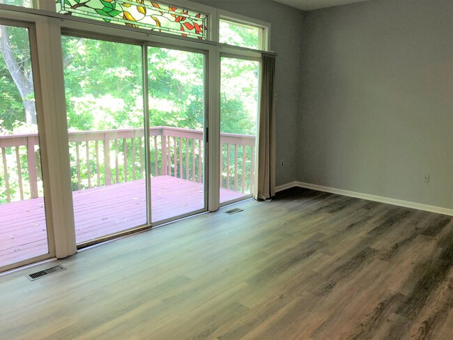 Building Photo - Updated Townhome Close to METRO
