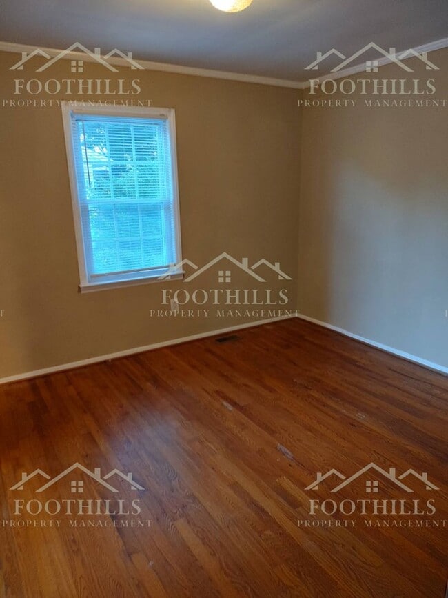 Building Photo - 3-Bed Ranch with Spacious Yard and Modern ...