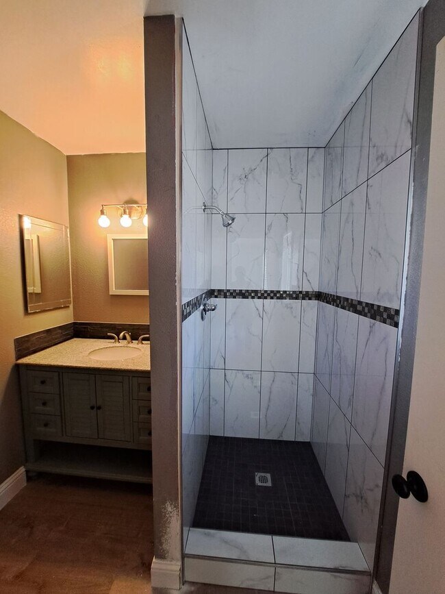 Building Photo - Updated, Spacious Home with Charm!