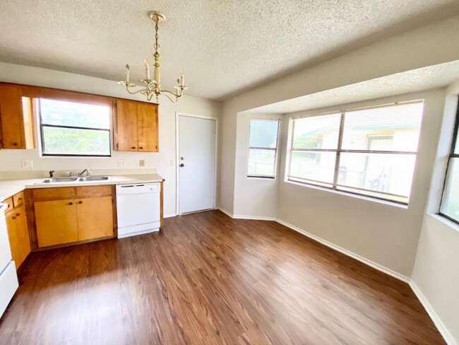 Building Photo - 3323 Chisholm Trl #B