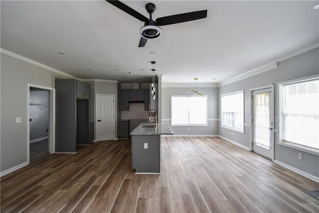 Building Photo - 3338 Sims St