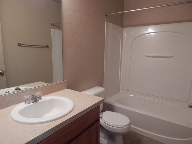 Building Photo - 3621 Vanguard Dr