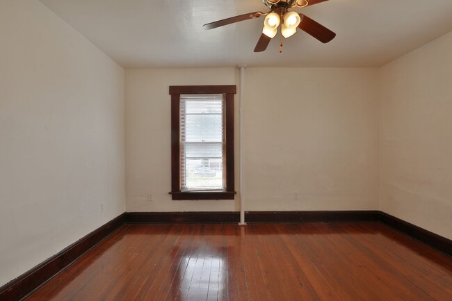 Building Photo - Large 4 Bedroom North Campus Townhouse - 1...