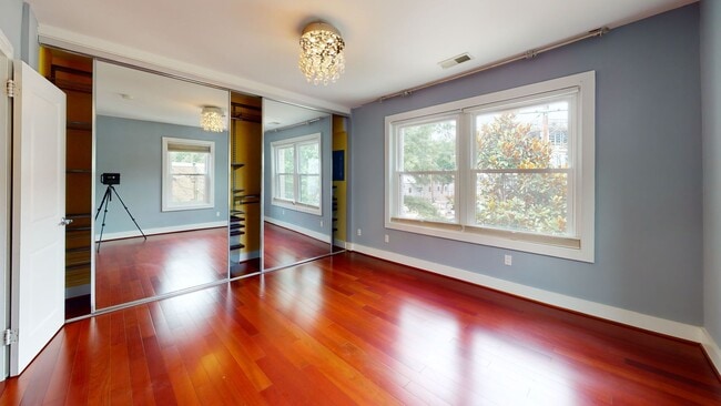 Building Photo - Top Floor Palisades Spacious One Bedroom W/Washer/Dryer In Unit!